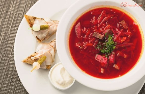 Украинский борщ с говядиной и копченым салом