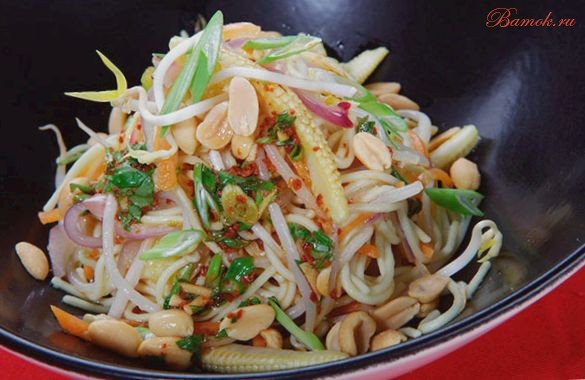 Вегетарианский салат с яичной лапшой