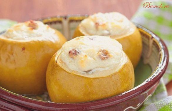 Зеленые яблоки с творогом и изюмом в духовке