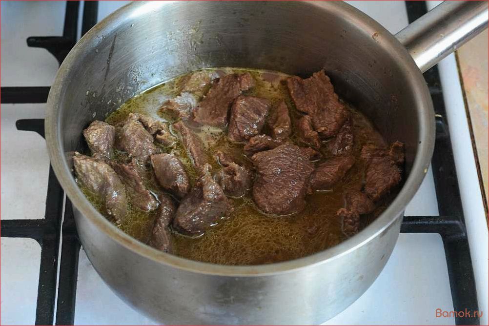 Кастрюля для тушения мяса. Тушеный в кастрюле как пишется. Сырое мясо в кастрюле. Потушить мясо с картошкой в кастрюле луком и морковью. В какой кастрюле тушить.