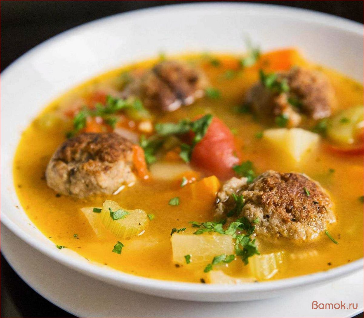 Суп с нежными фрикадельками из свежего мяса — идеальное блюдо для сытного обеда